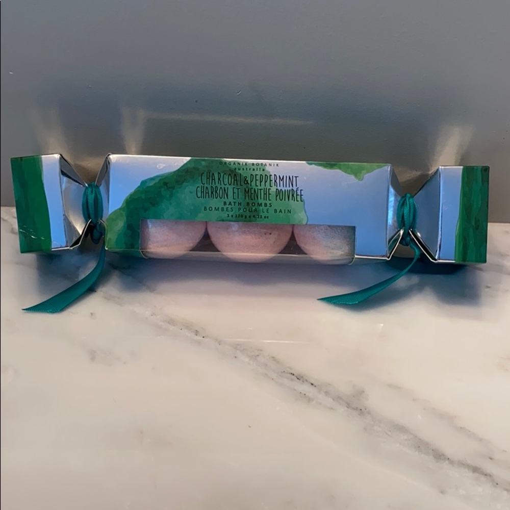 Charcoal & Peppermint Bathbombs
